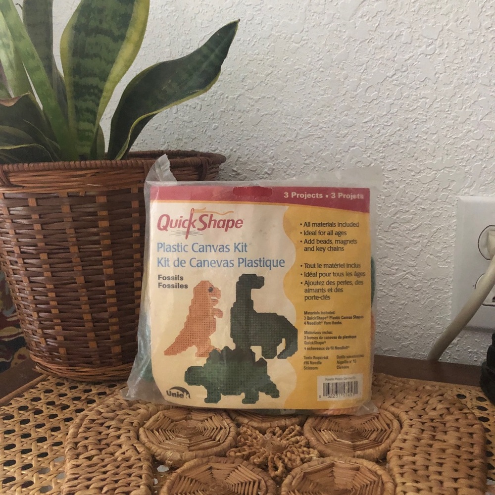 New Old Stock Quick Shape Plastic Canvas Fossils Kit - Picture 1 of 10